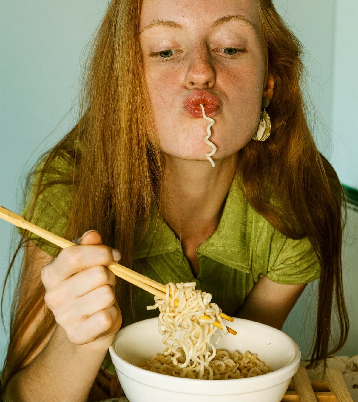 Una persona mangia un piatto gluten free